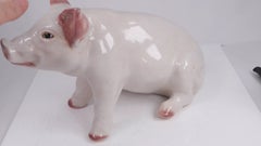 Glasierte Keramikfigur eines Schweins aus der Mitte des Jahrhunderts, wie sie früher in Metzgereien ausgestellt wurde