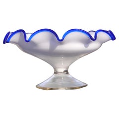 Taza francesa de Charles X, de cristal opalino «Soapy», con pie y borde azul