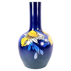 Vaso a forma di bottiglia in ceramica Art Déco con motivo a melograno di Royal Doulton, modello C947