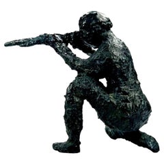 Skulptur eines knienden Soldaten und Schützen, Mitte des 20. Jahrhunderts