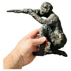 Skulptur eines knienden Soldaten und Schützen, Mitte des 20. Jahrhunderts