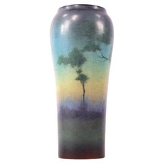 Vaso con paesaggio in smalto “Vellum” della Rookwood Pottery, realizzato da Lenore Asbury