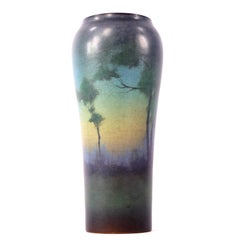 Vaso con paesaggio in smalto “Vellum” della Rookwood Pottery, realizzato da Lenore Asbury