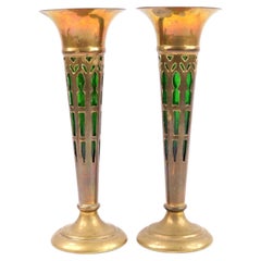 Ein Paar durchbrochene Vasen aus Messing und grünem Glas im Arts-and-Crafts-Stil von C.R. & Co.