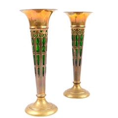 Ein Paar durchbrochene Vasen aus Messing und grünem Glas im Arts-and-Crafts-Stil von C.R. & Co.