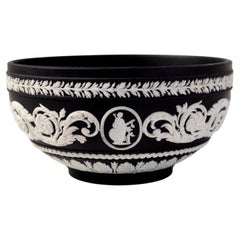 Kleine runde Schale aus schwarzem Jasperware von Wedgwood aus der Mitte des Jahrhunderts mit neoklassizistischem Relief