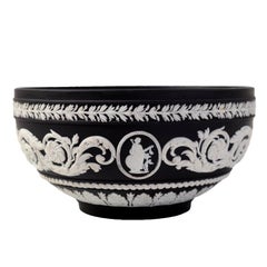 Kleine runde Schale aus schwarzem Jasperware von Wedgwood aus der Mitte des Jahrhunderts mit neoklassizistischem Relief