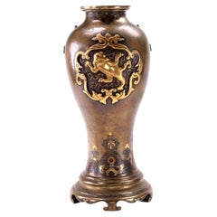 Antike japanische Meiji-Bronzevase mit vergoldeten Shishi- und Drachenreliefs