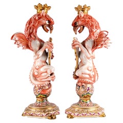 Coppia di candelieri araldici a forma di grifone in porcellana italiana di Capodimonte, intorno agli anni ’80 del XIX secolo