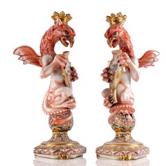 Coppia di candelieri araldici a forma di grifone in porcellana italiana di Capodimonte, intorno agli anni ’80 del XIX secolo