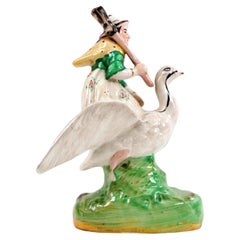 Figurita antigua de loza esmaltada de Staffordshire representando a «Mother Goose» a caballo, de alrededor de 1890