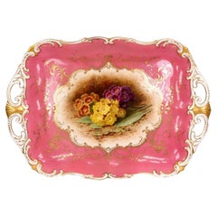 Plato antiguo de porcelana de Coalport, pintado a mano y con dos asas, obra de F. H. Chivers