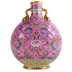 Jarrón antiguo de Coalport, de porcelana «Famille Rose» de estilo chino, con forma de frasco de luna