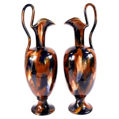 Paire d'aiguières anciennes en faïence victorienne à glaçure majolique, attribuées à Denby