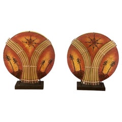 Paire de lampes de table contemporaines composées d'un disque peint et d'une tige de bambou
