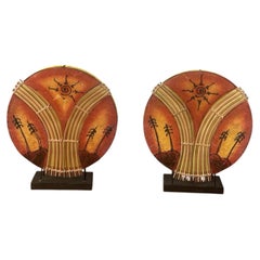 Paire de lampes de table contemporaines composées d'un disque peint et d'une tige de bambou