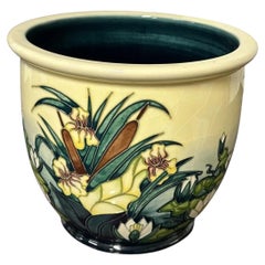 Vaso da giardino in ceramica con motivo “Lamia” di Rachel Bishop per Moorcroft, con scatola