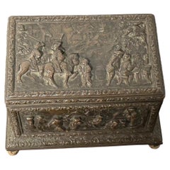 Coffret français ancien en bronze coulé en relief, signé AB Paris, avec mécanisme musical