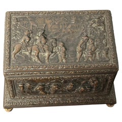 Coffret français ancien en bronze coulé en relief, signé AB Paris, avec mécanisme musical