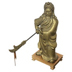 Figurine chinoise ancienne en bronze coulé représentant Guan Yu, sur socle en bois
