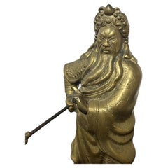 Figurine chinoise ancienne en bronze coulé représentant Guan Yu, sur socle en bois