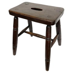 Tabouret militaire britannique en frêne et orme, marque « Broad Arrow » du ministère de la Guerre, fabriqué à Londres