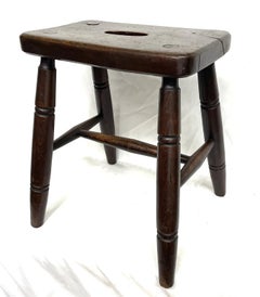 Tabouret militaire britannique en frêne et orme, marque « Broad Arrow » du ministère de la Guerre, fabriqué à Londres