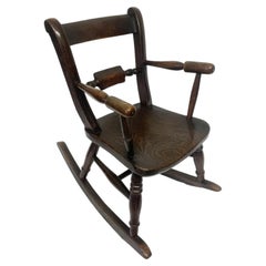 Silla mecedora antigua de época victoriana para niños, de fresno y olmo, de principios de siglo, circa 1840