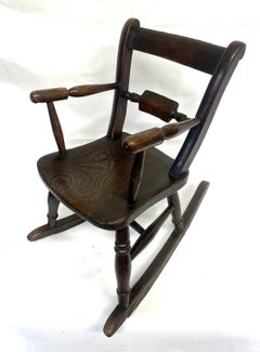 Silla mecedora antigua de época victoriana para niños, de fresno y olmo, de principios de siglo, circa 1840