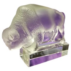 Fermacarte figurativo Lalique a forma di bisonte in cristallo smerigliato e trasparente