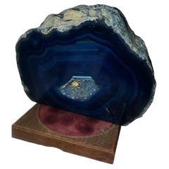 Geode aus brasilianischem blauem Achat mit einer Miniatur-Spinnenfigur aus Silber