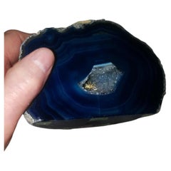 Geode aus brasilianischem blauem Achat mit einer Miniatur-Spinnenfigur aus Silber