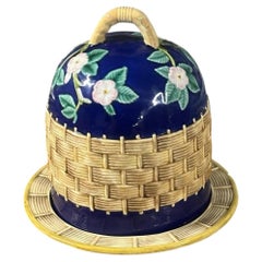 Campana per formaggio vittoriana in maiolica a forma di alveare con supporto, con motivo a intreccio e fiori