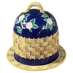 Campana per formaggio vittoriana in maiolica a forma di alveare con supporto, con motivo a intreccio e fiori
