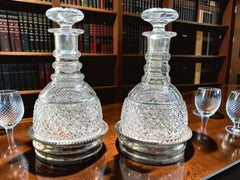 Antikes Paar englischer Dekanter aus geschliffenem Glas mit drei Ringen und Untersetzern