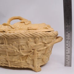 Viktorianische Minton-Cane-Ware-Terrine für Wildpastete mit Reliefdarstellung eines Hasen und einer Ente