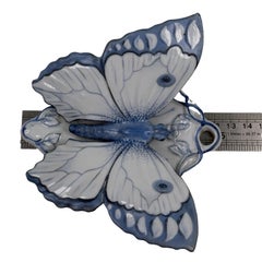 Arts & Crafts – Wandhalter für Streichhölzer „Vesta“ aus blau-weißem Porzellan in Schmetterlingsform