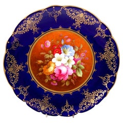 Assiette de présentation en porcelaine « Cobalt Blue » de Coalport, signée Frederick Howard, nature morte florale