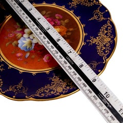 Assiette de présentation en porcelaine « Cobalt Blue » de Coalport, signée Frederick Howard, nature morte florale