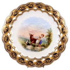 Plato antiguo de porcelana de Coalport para vitrina, con borde calado y escena de una cabra