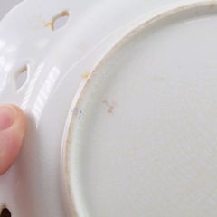 Plato antiguo de porcelana de Coalport para vitrina, con borde calado y escena de una cabra