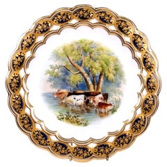 Plato de porcelana de Coalport con diseño reticulado y escena de ganado pintada a mano