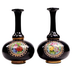 Ein Paar böhmische, emaillierte, schwarze Glas-Knospenvasen, Moser zugeschrieben