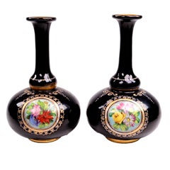 Ein Paar böhmische, emaillierte, schwarze Glas-Knospenvasen, Moser zugeschrieben