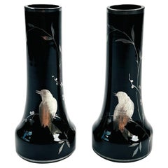 Ein Paar tschechische Art-déco-Vasen aus schwarzem Glas mit Silberverzierungen in Vogelform