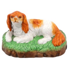 Figurita antigua victoriana de Staffordshire de un perro de la raza King Charles Spaniel
