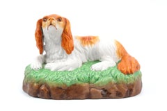 Figurita antigua victoriana de Staffordshire de un perro de la raza King Charles Spaniel