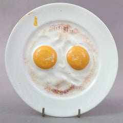 Plato decorativo antiguo de cerámica de Collingwood con diseño «trompe-l’œil» de huevos fritos