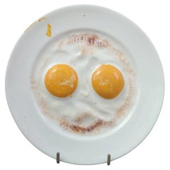 Plato decorativo antiguo de cerámica de Collingwood con diseño «trompe-l’œil» de huevos fritos