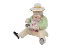 Figurita antigua de porcelana de Staffordshire de la época victoriana con forma de tabaquera